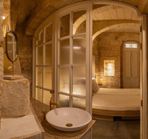 Salle de bains dans l'établissement Moon Malta Boutique Stay with Rooftop Pool & Sea Views of Valletta, Grand Harbour & Three Cities