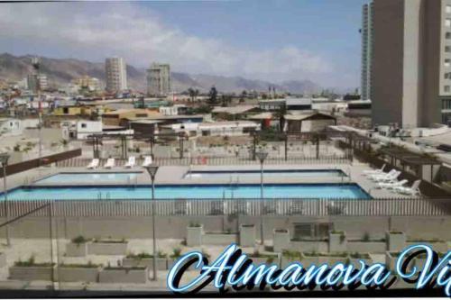 - Vistas a la piscina de la ciudad en Almanova Sunset, en Antofagasta