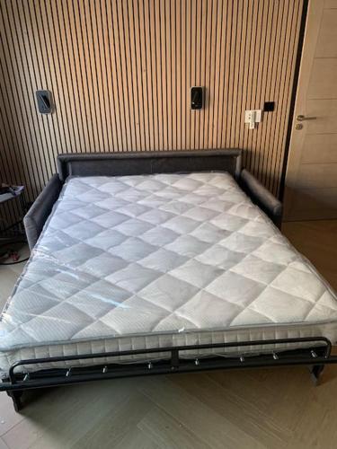 Ce lit se trouve dans un dortoir doté d'un matelas. dans l'établissement 