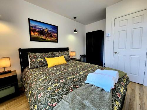 Una cama o camas en una habitación de 5Min to Falls Historic RiverView