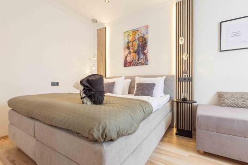 a bedroom with a large bed in a room at SchillerApartment Hof, Küche, 24h Digital-Checkin, Parkplatz, WLan250MBit in Hof