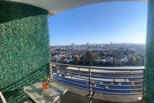 a balcony with a table and a view of a city at Hermoso Departamento en Los Angeles in Los Ángeles
