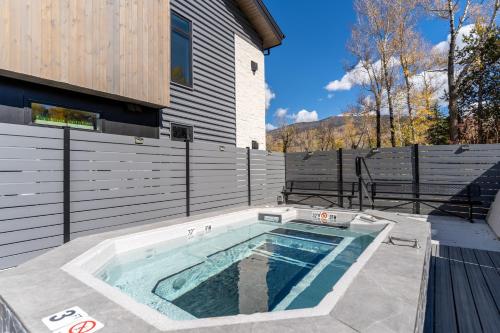 La alberca dentro o cerca de River West 635 by Summit County Mountain Retreats