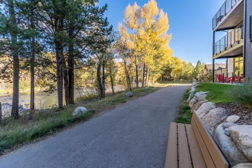 Un jardín fuera de River West 635 by Summit County Mountain Retreats