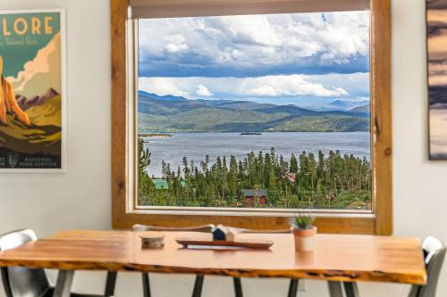 Una mesa con vista a un lago y montañas. en Infinity View, en Grand Lake