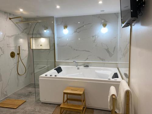 Ένα μπάνιο στο Love Room Morocco - Jacuzzi & Piscine Privée