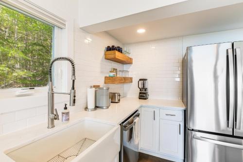 una cucina con lavello e frigorifero di Waterfront Roque Bluffs Hideaway with Private Beach a Machias