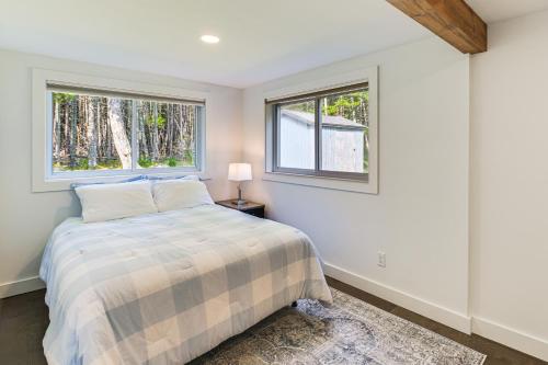 una camera da letto con un letto e due finestre di Waterfront Roque Bluffs Hideaway with Private Beach a Machias