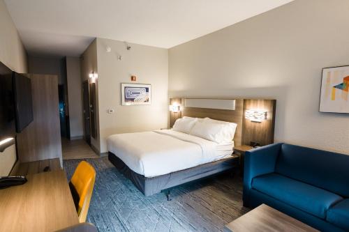 Кровать или кровати в номере Holiday Inn Express Hotel & Suites Knoxville-North-I-75 Exit 112 by IHG
