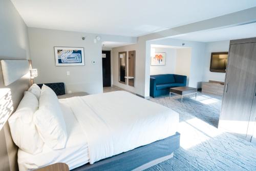 Кровать или кровати в номере Holiday Inn Express Hotel & Suites Knoxville-North-I-75 Exit 112 by IHG