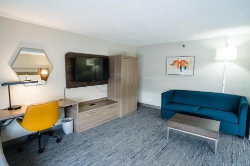 Телевизор и/или развлекательный центр в Holiday Inn Express Hotel & Suites Knoxville-North-I-75 Exit 112 by IHG