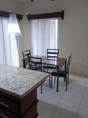 a dining room with a dining table and chairs at Tu casa fuera de casa in San Pedro Sula
