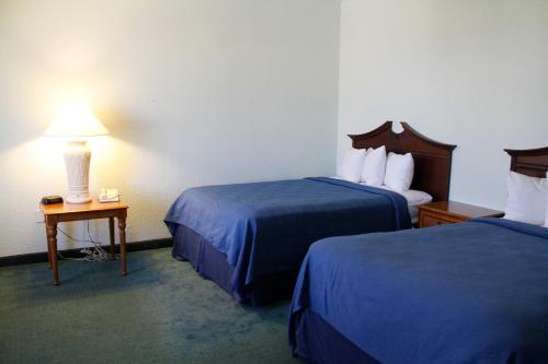 Postel nebo postele na pokoji v ubytování Cocoa Beach Suites Hotel