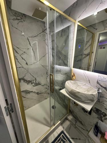 une salle de bain avec une douche avec une porte vitrée dans l'établissement Pacha studio, à Bagnolet