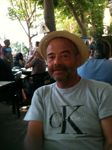 a man wearing a straw hat sitting at a table at Mirdou62 in Boulogne-sur-Mer