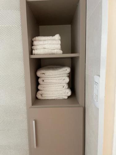 ein Paket Handtücher in einem Badezimmerschrank in der Unterkunft Cálido departamento centrico. in Barraquero