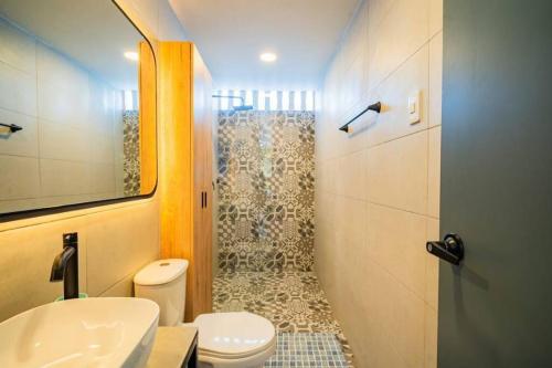 a bathroom with a toilet and a sink and a shower at Laguito Houstel Large in Cartagena de Indias
