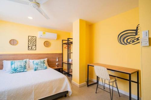 a bedroom with a bed and a desk at Laguito Houstel Large in Cartagena de Indias