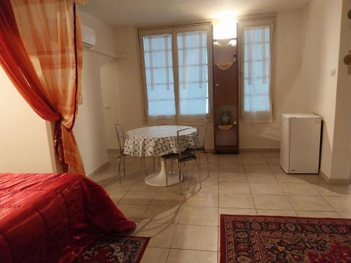 een kamer met een tafel en een kleine tafel en stoelen bij Casa vacanza La Maison De Losyram Art in Salerno