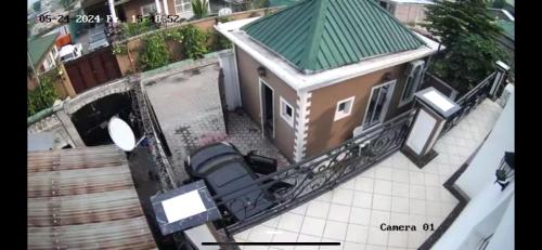an aerial view of a house with a green roof at Maison avec bar privé in Brazzaville