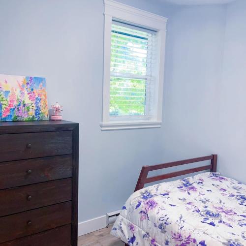 Ένα ή περισσότερα κρεβάτια σε δωμάτιο στο Ground level two bedrooms Suite near Lake and Golf Course