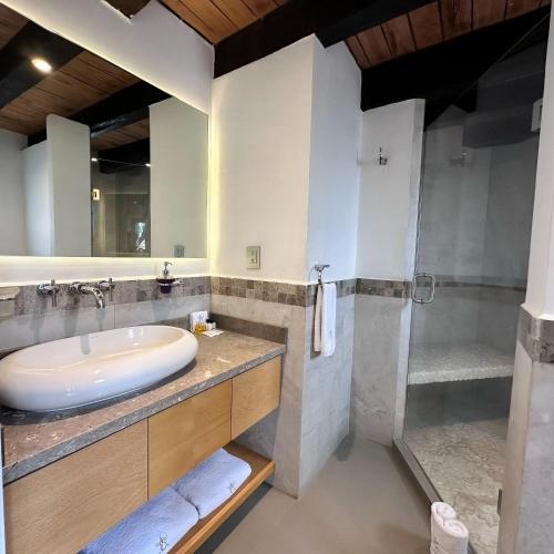 a bathroom with a sink and a shower at Hotel Pietro Santo in Santeagueda