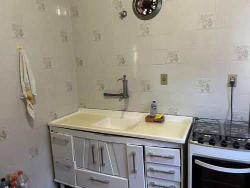 a kitchen with a sink and a stove at Apartamento Itaguá in Ubatuba