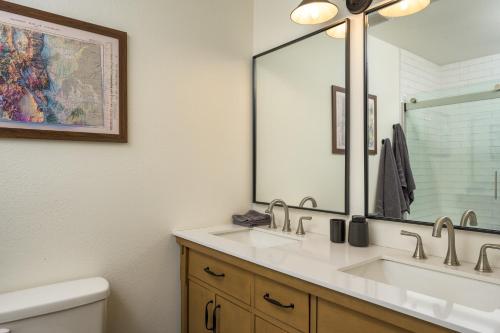 a bathroom with two sinks and a large mirror at Gorgeous Cabin 3 Rooms & 2 Baths in Bailey
