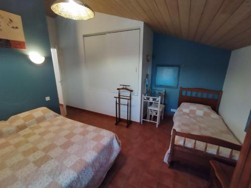 La RomagneにあるGîte familial au calme avec terrasse, proche Puy du Fou et plages vendéennes. - FR-1-622-41のベッド2台とテレビがあるホテルの部屋