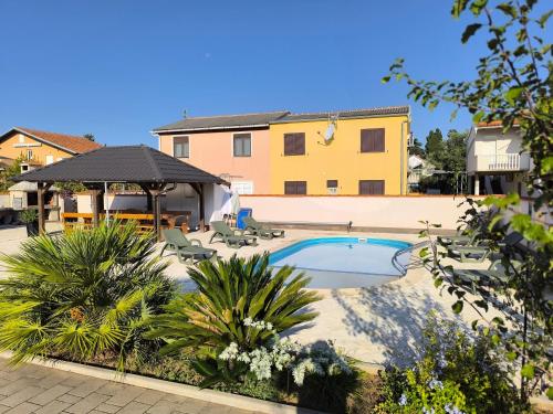 Family-friendly apartments with swimming pool Sabunike, Zadar - 11837