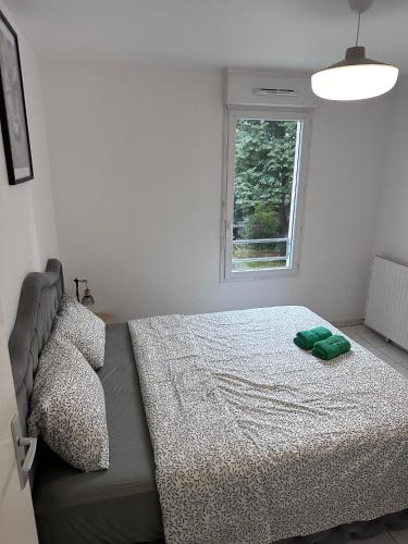 a bedroom with a bed and a window at SRi-iNDO Bobigny Paris in Bobigny