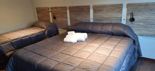 a bed with two white towels on top of it at Presidenziale apartamento in San Francisco