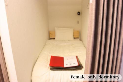 Una cama o camas en una habitación de GUESTHOUSE富士と碧