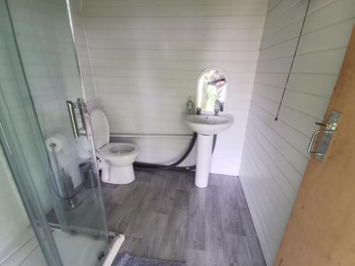 Koupelna v ubytování Lincoln Star Dome, Hot tub, BBQ