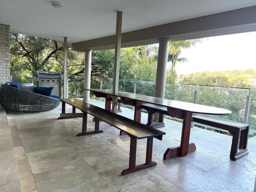 Balkón nebo terasa v ubytování Waterfront Home In Oatley