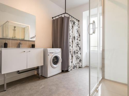 - une buanderie avec un lave-linge et un sèche-linge dans l'établissement Maison rénovée avec wifi, centre bourg de St Mars la Jaille - FR-1-306-1289, à Vallons-de-l'Erdre