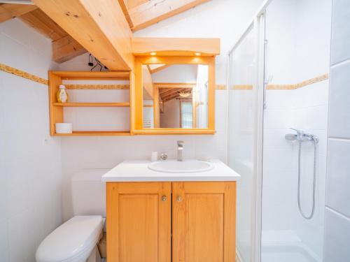 une salle de bain avec toilettes, lavabo et douche dans l'établissement Grand appart 3 pièces, 8 pers, garage, wifi, La Clusaz - FR-1-437-114, à La Clusaz
