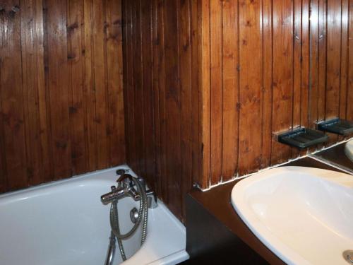 une salle de bain avec une baignoire et un lavabo dans l'établissement Studio cosy aux Orres, skis aux pieds, balcon, animaux OK - FR-1-322-641, aux Orres