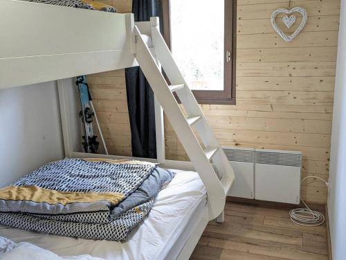 une chambre avec un lit superposé avec une échelle dans l'établissement Pied des pistes, 2P, 5 pers, balcon, cuisine équipée - FR-1-557-131, à Les Adrets