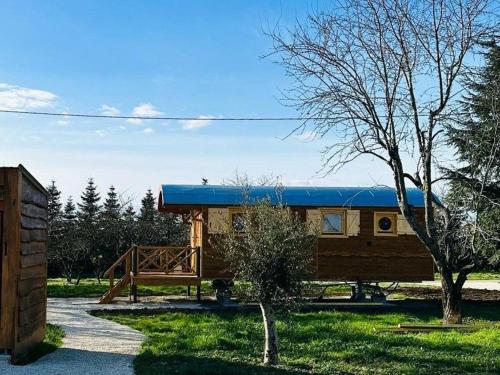 Photo de la galerie de l'établissement Roulotte authentique avec piscine chauffée et petit-déjeuner inclus - FR-1-591-619, à Faverolles