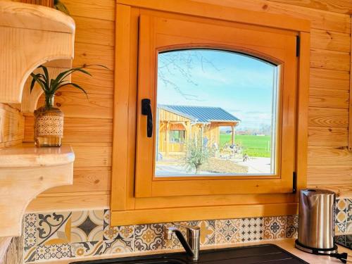 Photo de la galerie de l'établissement Roulotte authentique avec piscine chauffée et petit-déjeuner inclus - FR-1-591-619, à Faverolles