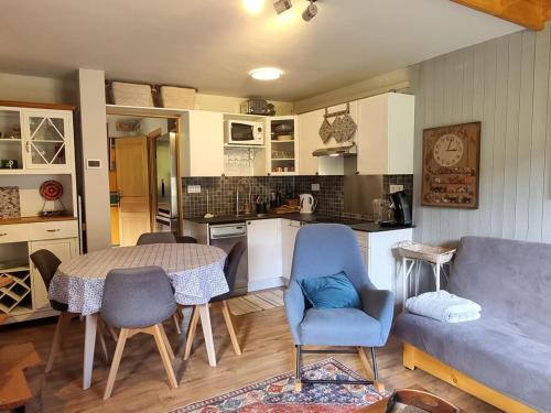 une cuisine et un salon avec une table et des chaises dans l'établissement Duplex lumineux 6/7 pers, accès pistes, WIFI, animaux acceptés - FR-1-181-2836, à La Plagne Tarentaise