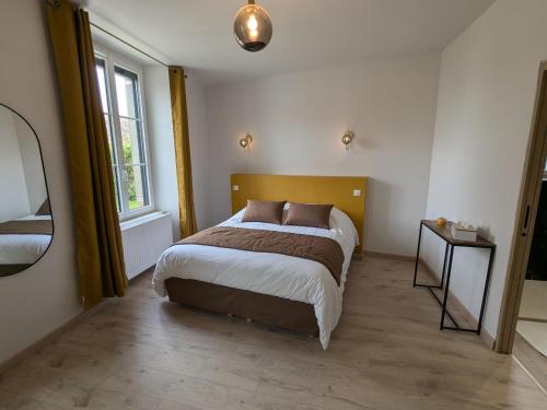 une chambre avec un lit dans une pièce avec une fenêtre dans l'établissement Gîte élégant avec SPA, réception et accessibilité PMR près de Paris - FR-1-590-442, à Lorcy