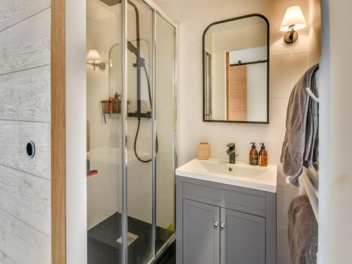 une salle de bain avec douche et lavabo dans l'établissement Confort aux Gets: T2 avec balcons, ski et parking - FR-1-685-83, aux Gets