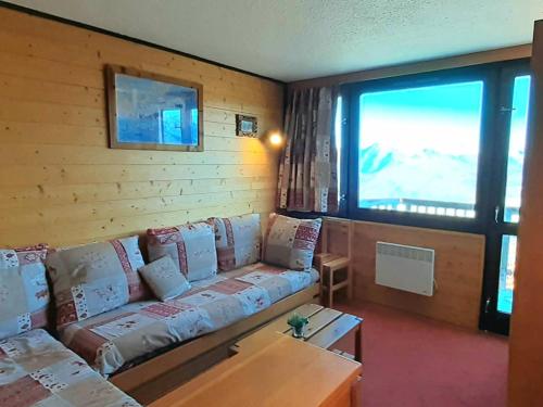 un salon avec un canapé et une grande fenêtre dans l'établissement Studio cabine ski aux pieds, 4 pers, animaux admis, parking - FR-1-351-223, à La Plagne Tarentaise
