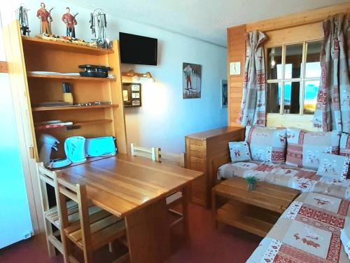 une pièce avec une table et une salle à manger dans l'établissement Studio cabine ski aux pieds, 4 pers, animaux admis, parking - FR-1-351-223, à La Plagne Tarentaise