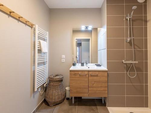 une salle de bain avec un lavabo et une douche dans l'établissement Charmant T3 avec balcon, proche pistes, parking inclus - FR-1-351-235, à La Plagne Tarentaise