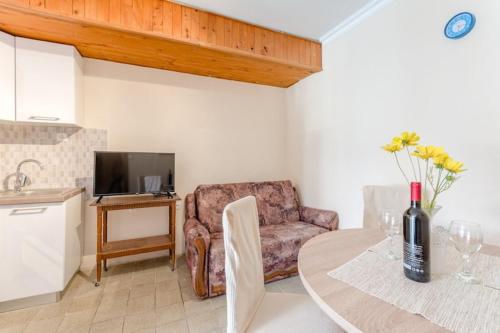 Apartments Fidelis - Two Bedroom Apartment with Terrace and Pool View 5