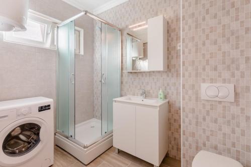 Apartments Fidelis - Two Bedroom Apartment with Terrace and Pool View 5