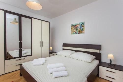 Apartment Hladilo Nostalgia - Comfort Two-Bedroom Apartment with Terrace and Partial Sea View